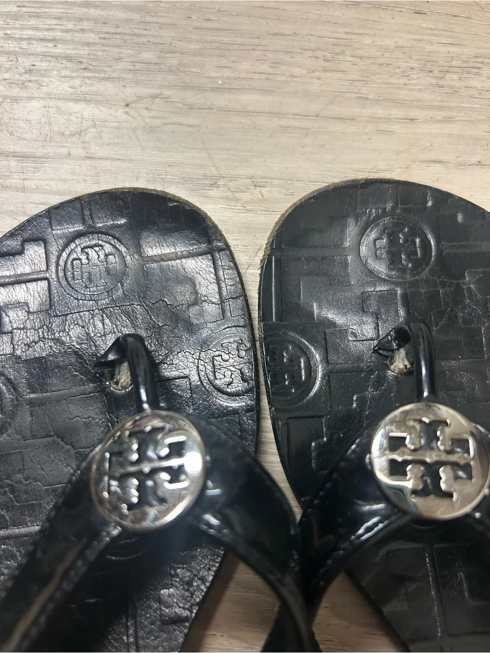 Tory Burch Thora Thong Sandals Black Strap Leather Size 9M Logo Flip Flops Beach